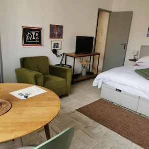 studio-calme-et-tres-lumineux-au-pied-de-notre-marseille.fr-provencehotel.com/